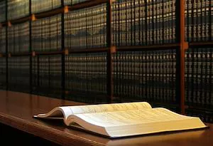 Mecanismo para usar fondos embargados para el pago de deudas en ejecución judicial