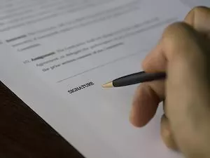 DNU N° 609/2019: Deberá ingresarse y liquidarse en el mercado de cambios el contravalor de exportaciones de bienes y servicios, y la compra de moneda extranjera y las transferencias al exterior requerirán autorización previa del BCRA